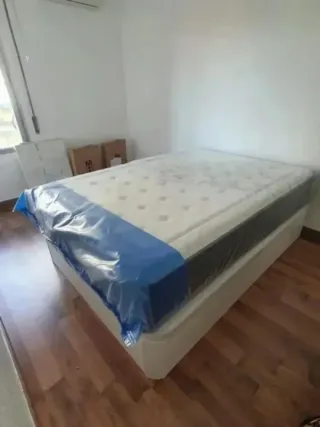 Letti, divani letto pieghevoli, materassi e sommier.