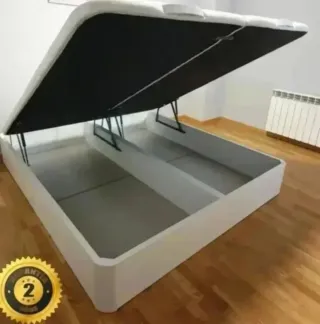 Letti, divani letto pieghevoli, materassi e sommier.