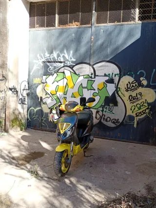 Piaggio Scooter Negro/Amarilla