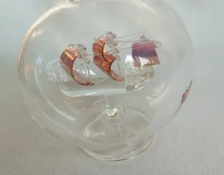 Nave in bottiglia in vetro soffiato