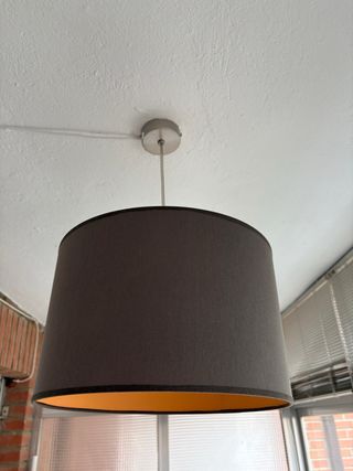 Lámpara colgante gris y naranja