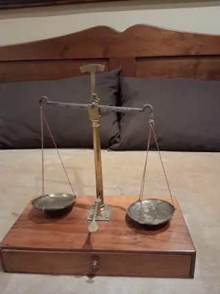 Balanza, báscula antigua de precisión