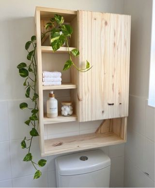 Mueble baño en madera de pino moderno y funcional.