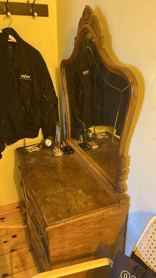 Mueble tocador antiguo con espejo