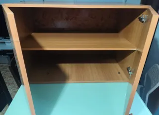 Armario de madera marrón