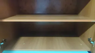 Armario de madera marrón