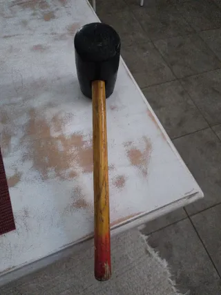 Mazo de goma con mango de madera