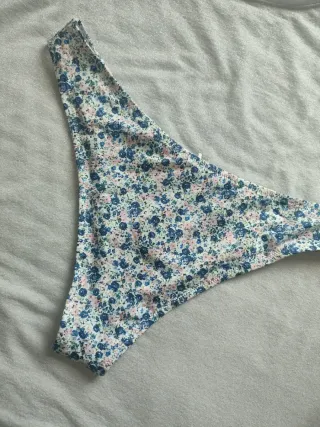 Braga bikini Oysho floral azul y rosa Talla L