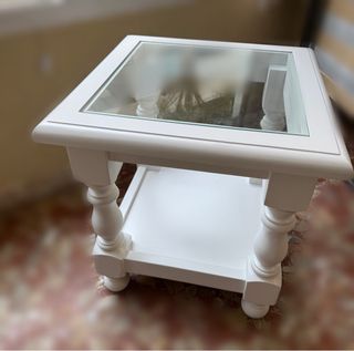 Mesa auxiliar blanca con tapa de cristal