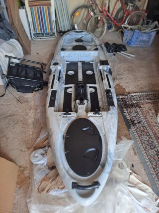 Kayak a pedali grigio e nero