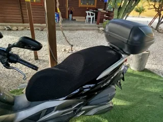 Kawasaki J300 Maxi Scooter Negra/Plata