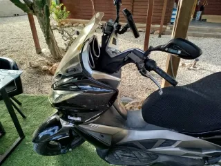 Kawasaki J300 Maxi Scooter Negra/Plata