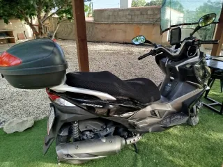 Kawasaki J300 Maxi Scooter Negra/Plata