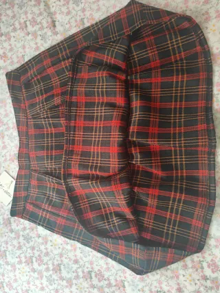 Falda de cuadros negra y roja