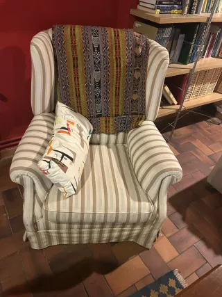 Sillón orejero beige con rayas