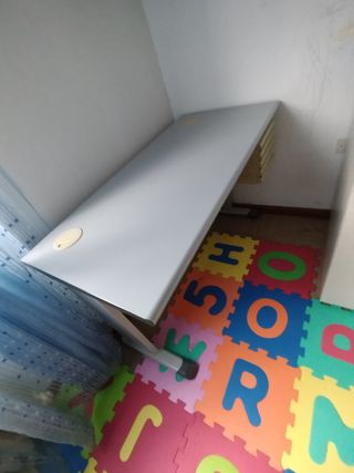 Cameretta a ponte con letto e armadio