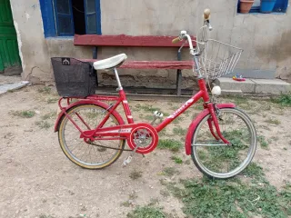 Bicicleta BH clásica roja con cesta