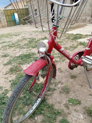 Bicicleta BH clásica roja con cesta