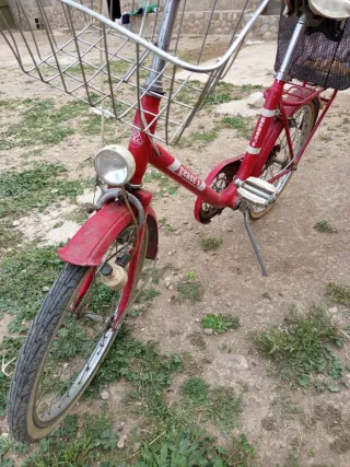 Bicicleta BH clásica roja con cesta