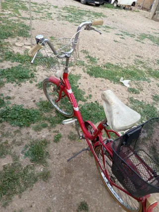 Bicicleta BH clásica roja con cesta