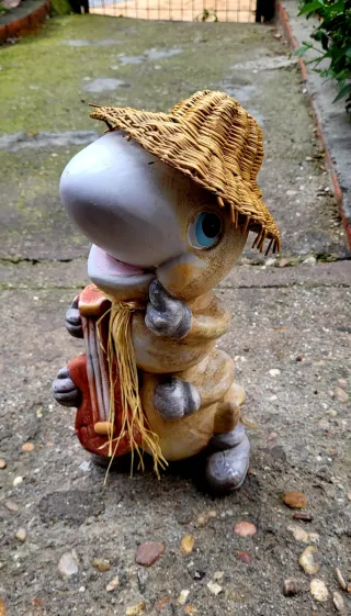 Figura de cerámica con sombrero y guitarra.