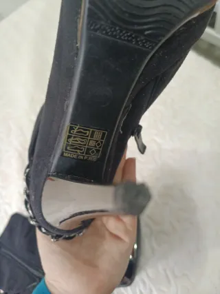 Botines negros con cadena