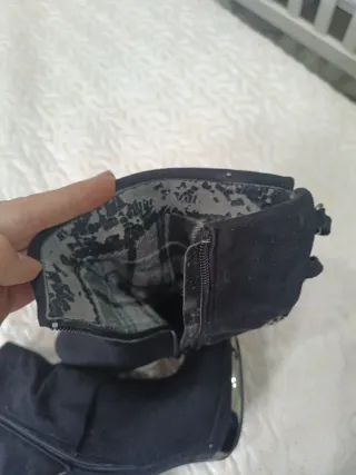 Botines negros con cadena