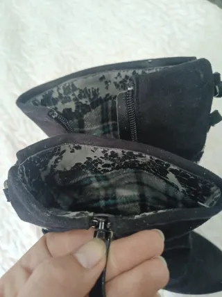 Botines negros con cadena