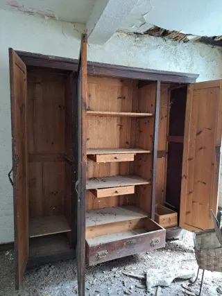 Armario de madera marrón