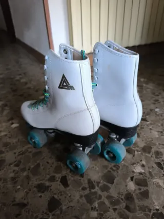 Patines blancos con cordones verdes Antik Skates