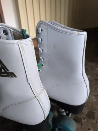 Patines blancos con cordones verdes Antik Skates