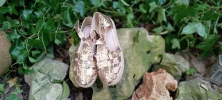 Sandalias cangrejeras doradas