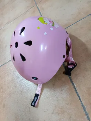 Casco infantil rosa con dibujos