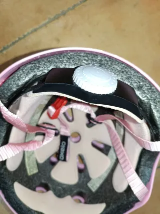 Casco infantil rosa con dibujos