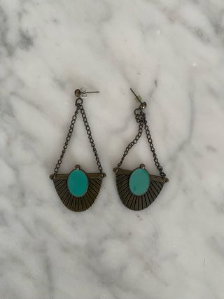 Pendientes dorados con detalle turquesa