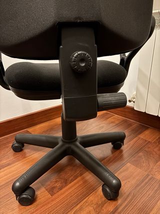 Silla de oficina negra de tela