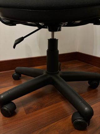 Silla de oficina negra de tela