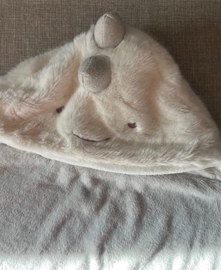 Manta polar Oysho con capucha de dinosaurio