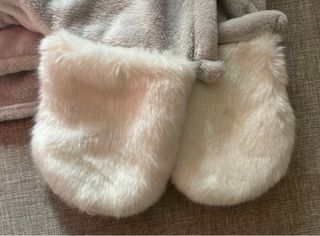 Manta polar Oysho con capucha de dinosaurio