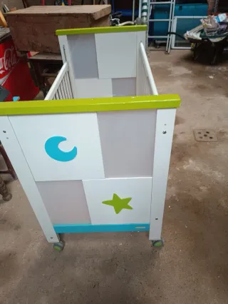 Carrito de servicio vintage con flores