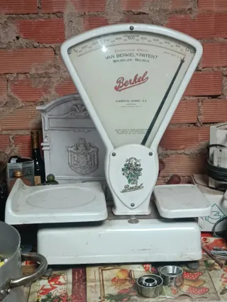 Carrito de servicio vintage con flores
