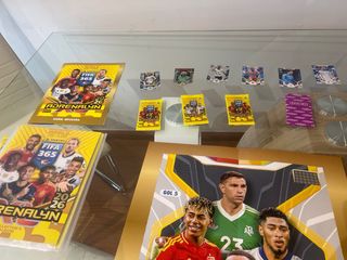 Pack Mega FIFA 365 Adrenalyn XL abierto