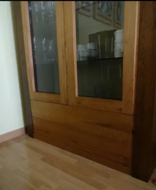 Vitrina de madera y cristal