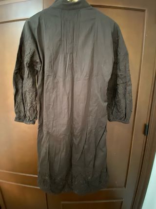 Vestido marrón con bordados. Marca flamenco.