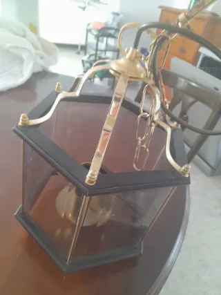 Lámpara de techo dorada y cristal