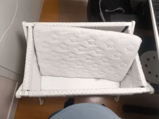 Minicuna con estrellas con 2 colchones