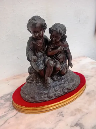 Figura antigua de dos niños