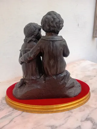 Figura antigua de dos niños