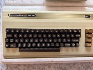 Commodore VIC-20 con cinta y fuente