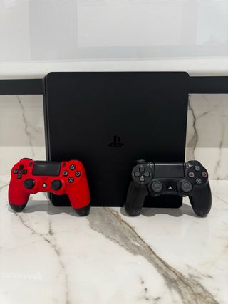 PS4 Slim Negra + 2 Mandos (Rojo y Negro)